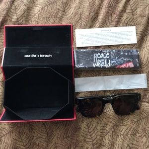 See life’s beauty ( peace love world ) w/ fold away case